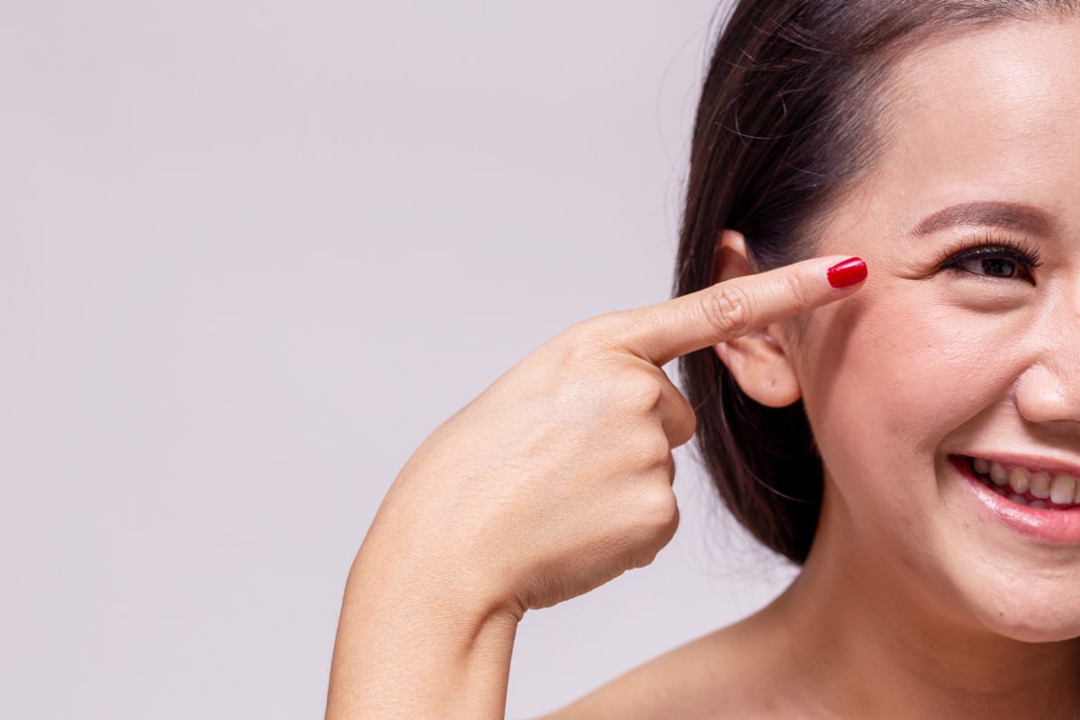 concept of woman pointing at Asian eyelid surgery leave scars